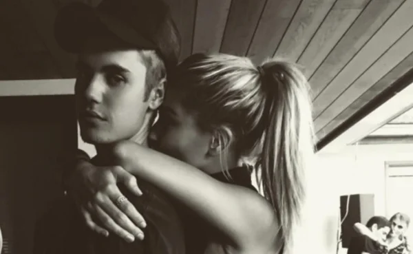Justin Bieber e Hailey Baldwin ficam noivos em viagem romântica