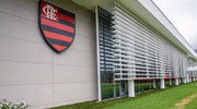 Alguns homens pularam o muro de uma parte em construção, anexa ao CT, para fugir de uma operação policial, mas logo deixaram o local.