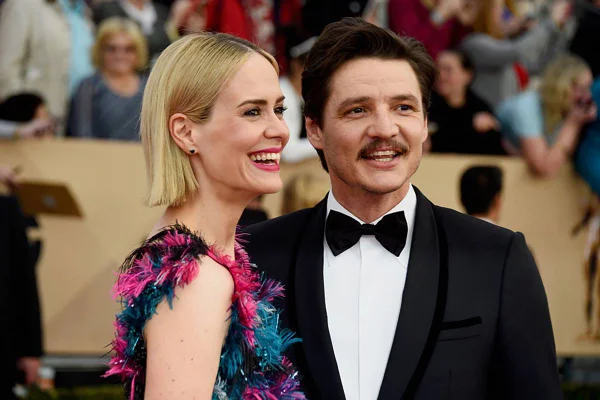 Sarah Paulson e Pedro Pascal sorriem - metrópoles