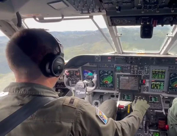 Imagem colorida mostra Força Aérea Brasileira em busca do helicóptero desaparecido no interior de SP