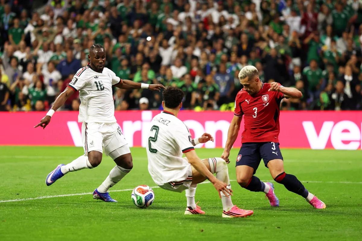 Quiñones marca segundo gol do México Quiñones marca segundo gol do México