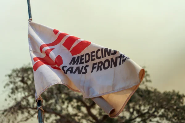 Foto colorida de bandeira da ONG Médicos Sem Fronteiras