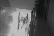 O agressor foge em seguida e deixa o amigo desacordado no chão