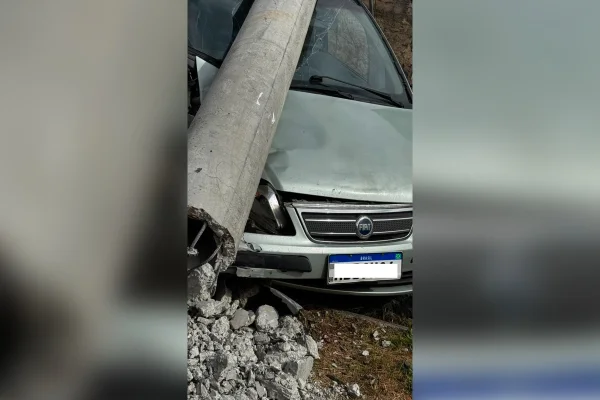 Carro derruba posta em Ribeirão das Neves