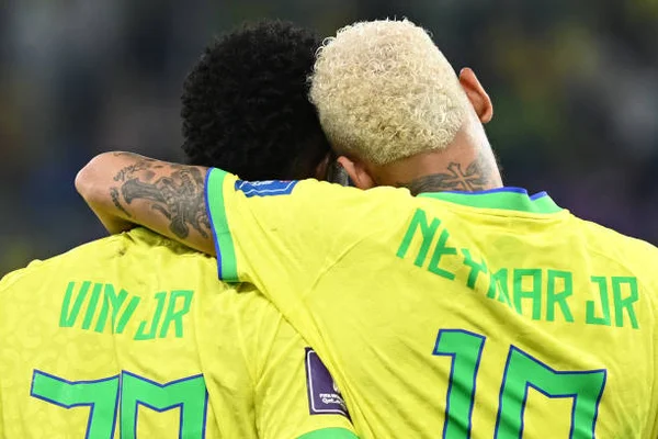 Neymar e Vini Jr são os jogadores mais “caçados” do futebol europeu