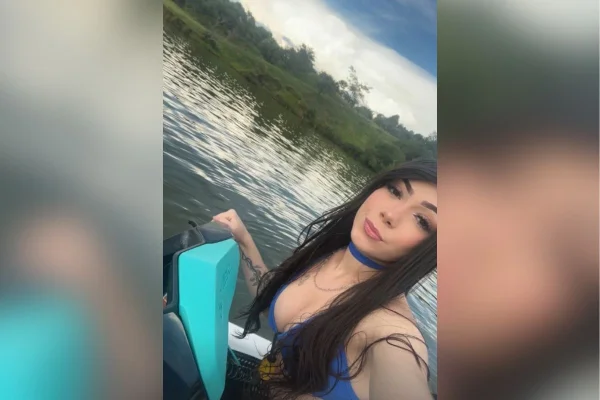 Imagem colorida mostra Jaqueline de Jetski