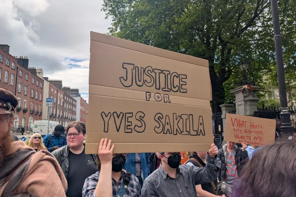 Pessoas protestam em Dublin com cartazes contra morte de imigrante