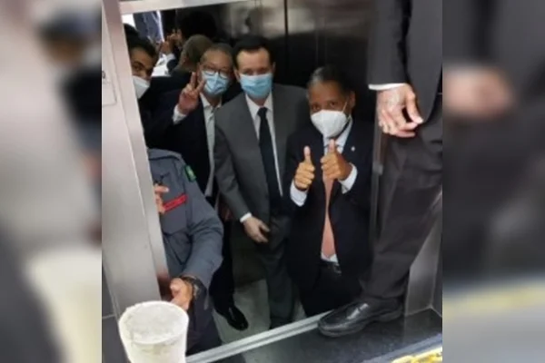 Gilberto Kassab pede ajuda nas redes após ficar preso em elevador