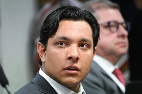 A CPMI do INSS ouve Igor Dias Delecrode, ex-dirigente da Associação de Amparo Social ao Aposentado e Pensionista Aasap, investigada por fraudes e descontos ilegais em benefícios Metrópoles 6