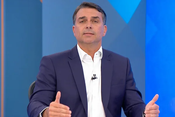 Candidato Flavio Bolsonaro durante debate no JN eleicoes 2026 metropoles 2