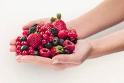 Frutas vermelhas (amora, mirtilo, morango): ricas em antocianinas, ajudam a reduzir inflamações