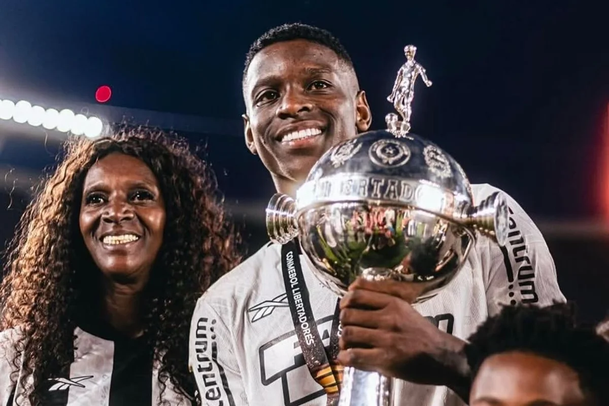 Luci Rosa, mãe de Luiz Henrique, ajudou na trajetória do filho no esporte até a Seleção Brasileira. Agora, o filho mais novo, Luiz Henrique, de 10 anos, também dá os primeiros passos, com o apoio da mãe, nas categorias de base do Palmeiras. Luci Rosa, mãe de Luiz Henrique, ajudou na trajetória do filho no esporte até a Seleção Brasileira. Agora, o filho mais novo, Luiz Henrique, de 10 anos, também dá os primeiros passos, com o apoio da mãe, nas categorias de base do Palmeiras.