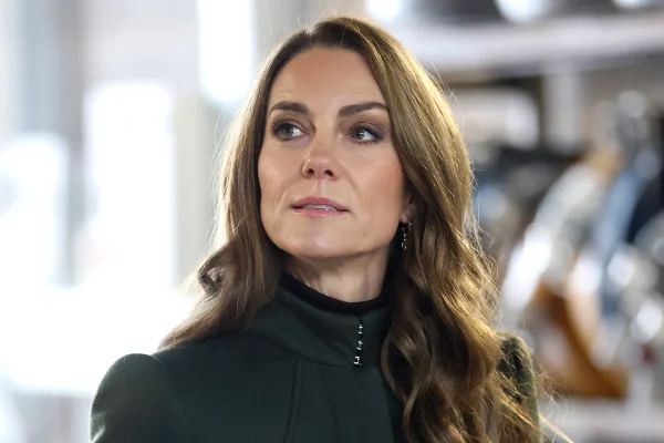 Foto colorida de mulher com roupa verde e cabelo longo - Metrópoles