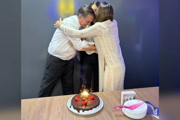 Aniversário de 15 anos de Laurinha. A adolescente está abraçada com Jair e Michelle Bolsonaro