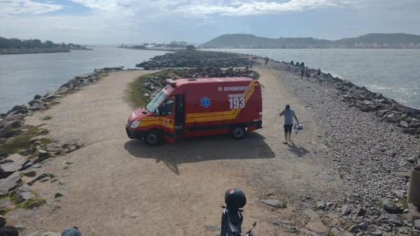 Corpo de Bombeiros faz buscas por pessoa desaparecida após naufrágio em Laguna