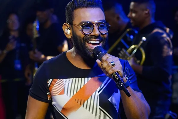 Cantor Pablo, Rei da Sofrência, canta em show - Metrópoles