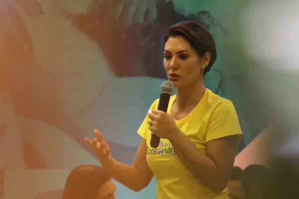 Foto colorida da ex-primeira-dama Michelle Bolsonaro - Metrópoles