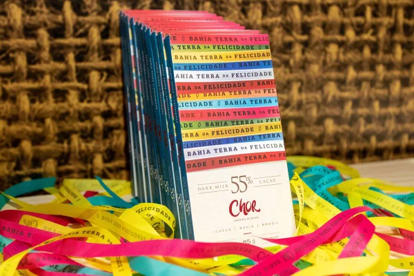 Barras de chocolate empilhadas em pé com fitas do Senhor do Bonfim ao redor