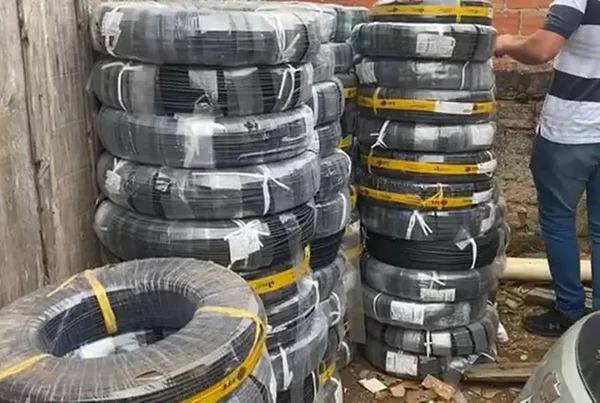 Cerca de 1 tonelada de fios de cobre que seriam vendidos no mercado clandestino é apreendida