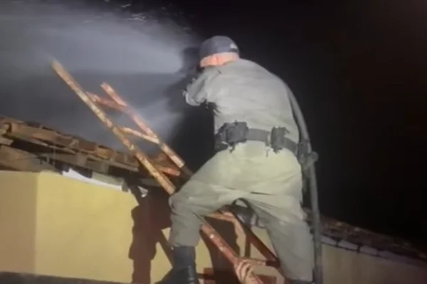 Casa é queimada após tio dizer que assassinou adolescente a pauladas