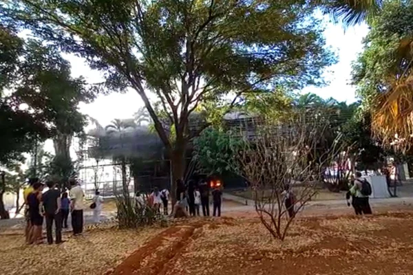 Vídeo: prédio na Asa Norte pega fogo e pessoas descem por andaime