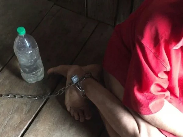 Homem de 52 anos é encontrado acorrentado e sem comida em RO