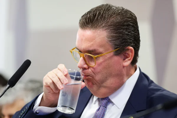 Ministro aproveita férias de presidente do INSS para fazer mudança