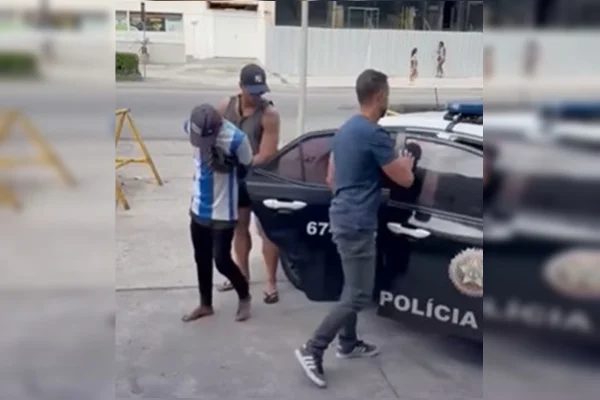 Vendedor vende caipirinha de R$ 400 a turista e é preso em Copacabana