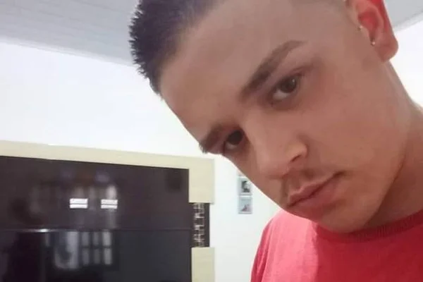 Jovem de 17 anos é agredido até a morte em frente à esposa durante passeio
