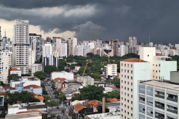 Imagem mostra prédios e nuvens de chuva - Metrópoles
