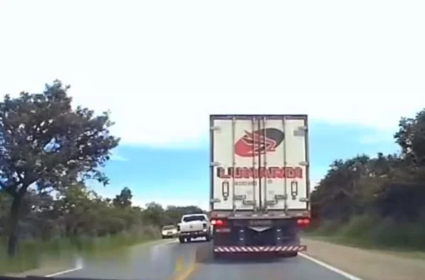 Vídeo. Carro faz ultrapassagem proibida e provoca acidente na BR-040