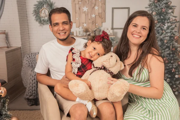 Foto colorida de pais e filha com CLN7 - Metrópoles