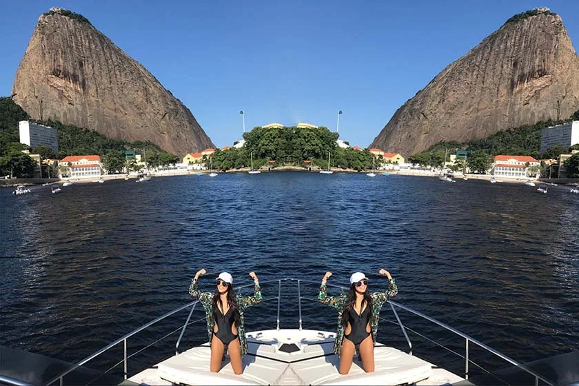 Trança com volume e frente levemente solta, meio messy para Emily Ratajkowski Trança com volume e frente levemente solta, meio messy para Emily Ratajkowski