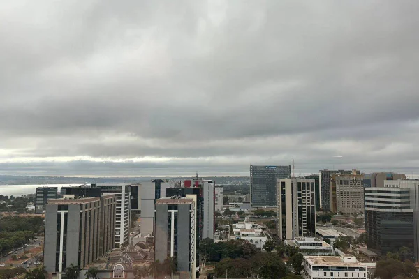 Foto colorida de neu nublado na região central de Brasília