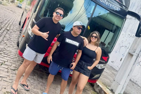 A notícia da morte do artista Neto Araújo foi confirmada pelos grupos Cavaleiros do Forró e Collo de Menina nas redes sociais - Metrópoles