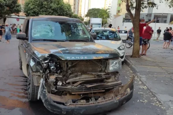 Range Rover ficou com a frente destruída após acidente, em Goiânia, Goiás