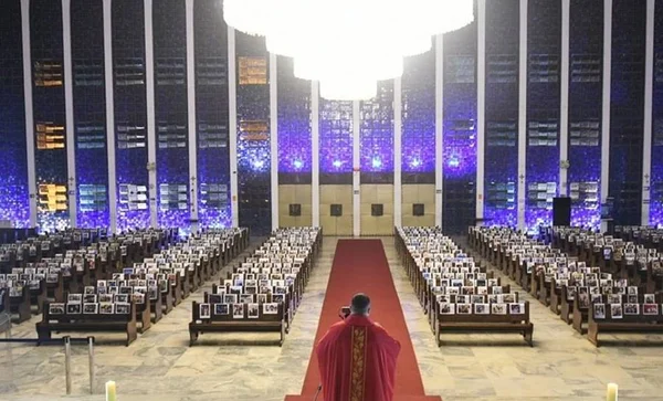 Semana Santa: Santuário Dom Bosco celebra com fotos de fiéis