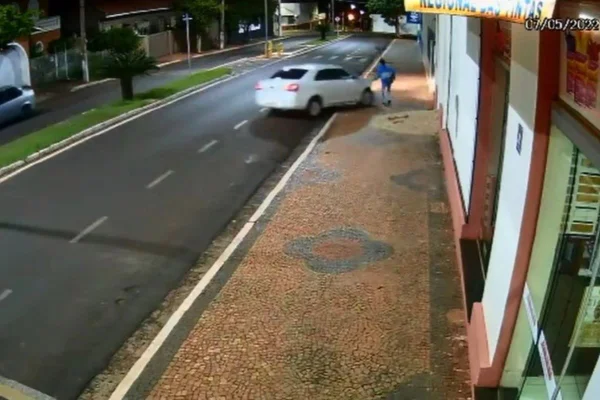Imagem colorida mostra homem sendo atropelado por um veículo conduzido por um padre - Metrópoles