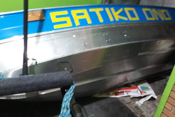 imagem colorida mostra embarcação com a frase "satiko ono" escrita - metrópoles