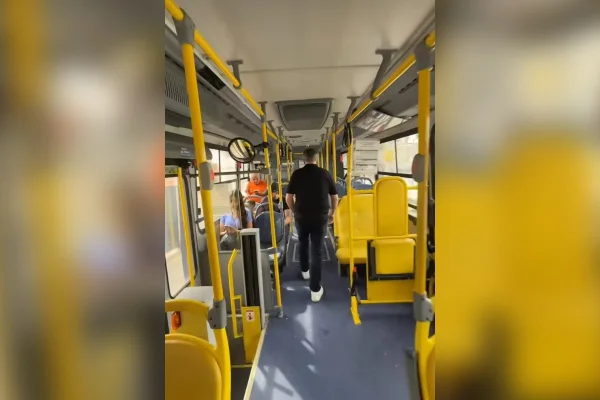 Prefeito de BH é cobrado após postar vídeo em ônibus quase vazio