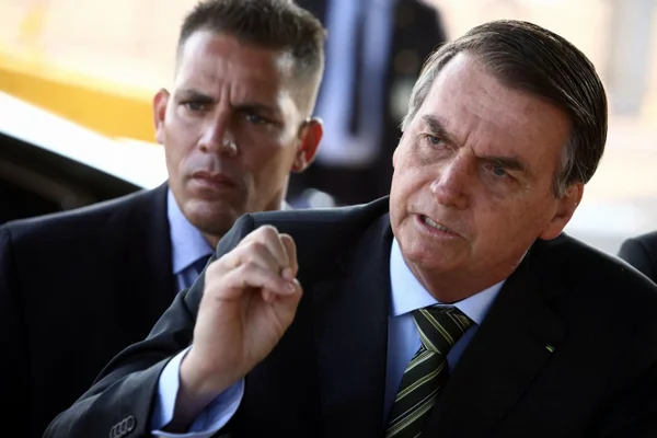 Bolsonaro diz que conversará com Merkel, mas sem falar em Macron