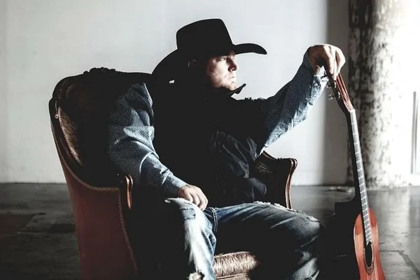 Cantor de country morre ao atirar em si mesmo na gravação de um clipe