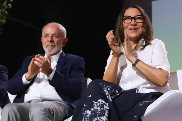 foto colorida de Lula e Janja sentados batendo palmas - metrópoles