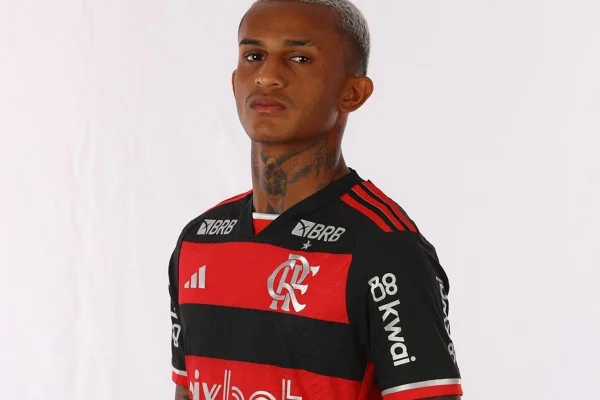 Wesley França posa com a blusa do Flamengo - Metrópoles