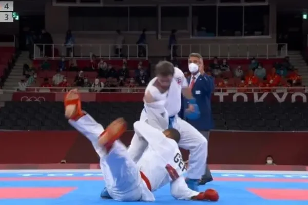 Vídeo: alemão lesiona braço no karatê e deixa tatame de maca