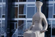 Estátua do STF pichada após atos de 8 de janeiro Estátua do STF pichada após atos de 8 de janeiro