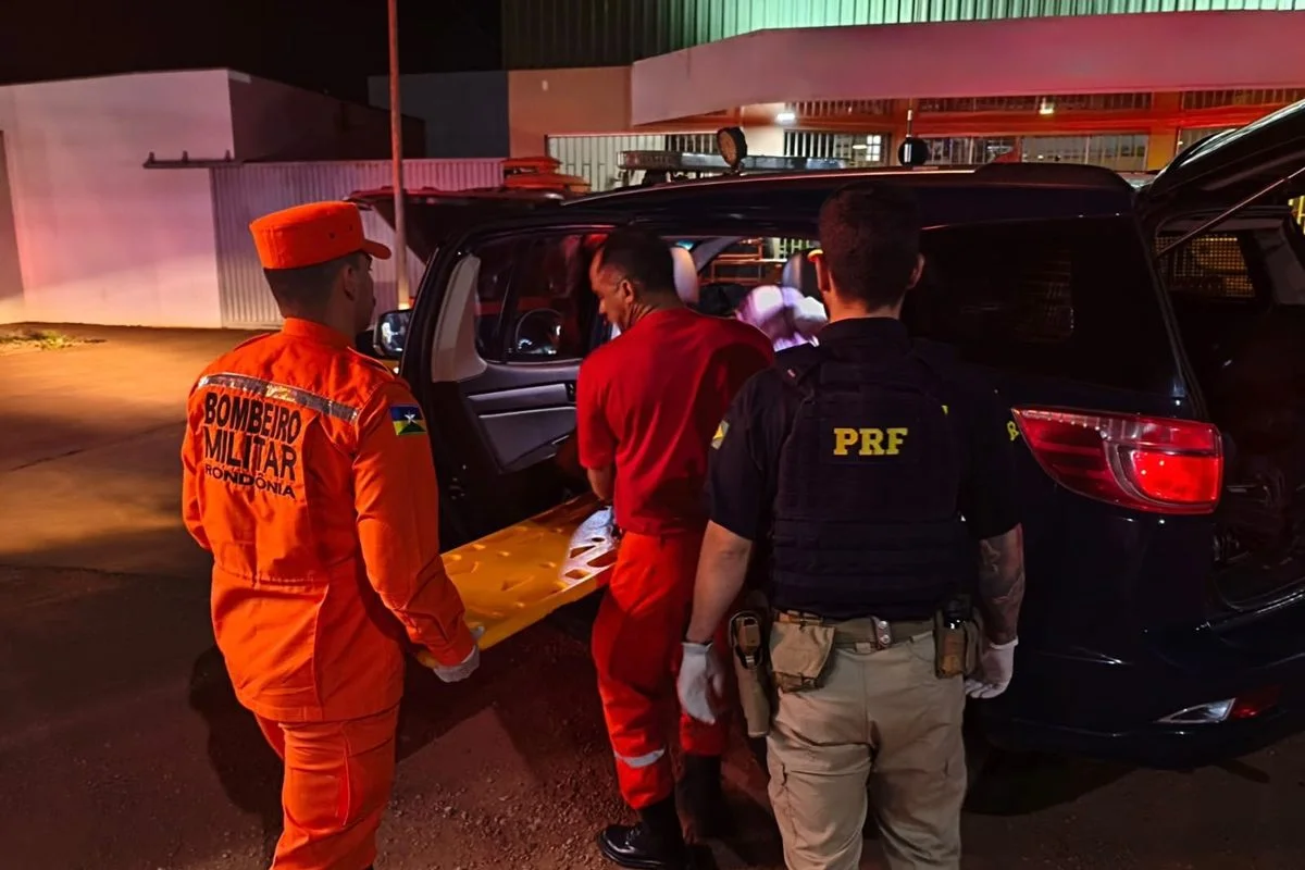 Bebê nasce dentro de viatura da PRF após atendimento a gestante em rodovia