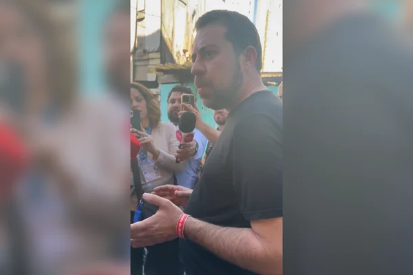 Imagem colorida de um homem branco (Guilherme Boulos) falando à imprensa sobre o acordo no Moinho - Metrópoles
