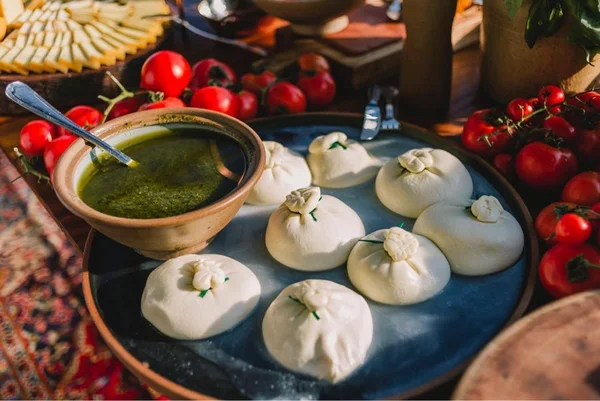 Teta Cheese Bar terá tardes com serviço de burratas montadas ao vivo