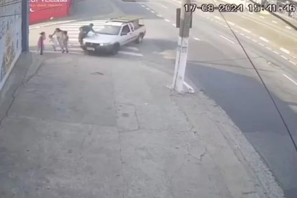 Carro atropelando casal e crianças. Imagem de câmera de segurança